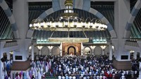 Begini suasana umat Islam yang menjalankan salat Tarawih Ramadan perdana di Masjid Agung Jawa Tengah (MAJT), Semarang, Rabu (16/5). Aditya Pradana Putra/ANTARA FOTO
