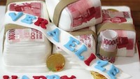 Ide lainnya adalah kue uang buatan @ve.liz. Lembaran uang diselipkan di fondant kue. Wih, mewah ya! Foto: Istimewa
