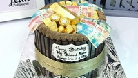 Kue uang atau money cake adalah kue berisi uang sungguhan yang bisa ditarik dari dalam cake. Kue kekinian ini juga dibuat @jeanpastrie di Medan. Lihat tuh lembaran uang dan koin emas di atas cake, mewah ya? Foto: Istimewa