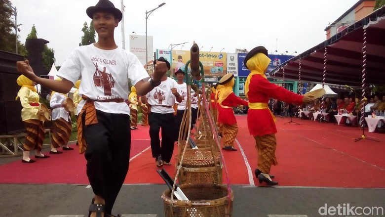 Meriahnya Dhandangan, Tradisi 4 Abad Sambut Ramadan di Kudus Meriahnya Dhandangan, Tradisi 4 Abad Sambut Ramadan di Kudus