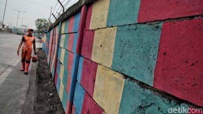 Warna-warni Tembok di Jalan Raya Cilincing