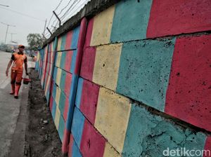 Warna-warni Tembok di Jalan Raya Cilincing