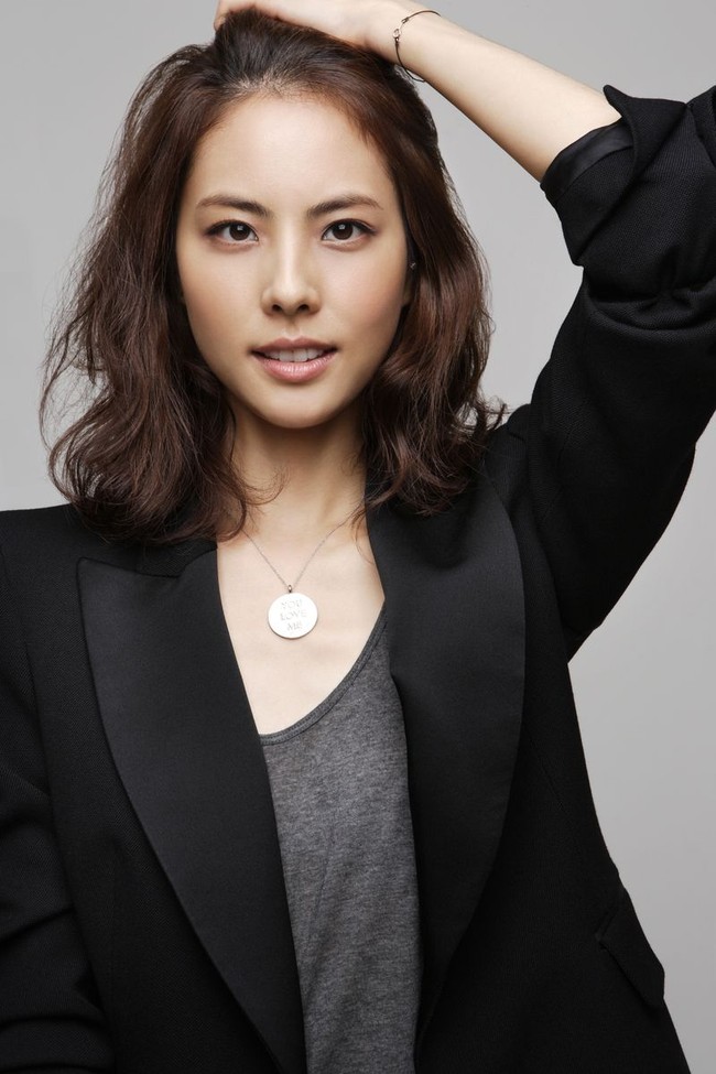 Park Jiyoon pernah digosipkan berpacaran dengan Kangta, salah satu idol Korea Selatan paling populer dan diidolakan pada era 90-an. Akibat gosip itu, setiap hari Park Jiyoon harus menghadapi teror dari anak-anak SMA penggemar Kangta. Karenanya, Park Jiyoon jadi takut setiap melihat orang yang memakai seragam SMA. Foto: istimewa