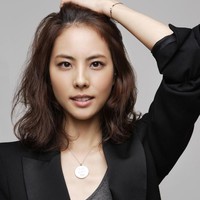 Park Jiyoon pernah digosipkan berpacaran dengan Kangta, salah satu idol Korea Selatan paling populer dan diidolakan pada era 90-an. Akibat gosip itu, setiap hari Park Jiyoon harus menghadapi teror dari anak-anak SMA penggemar Kangta. Karenanya, Park Jiyoon jadi takut setiap melihat orang yang memakai seragam SMA. Foto: istimewa