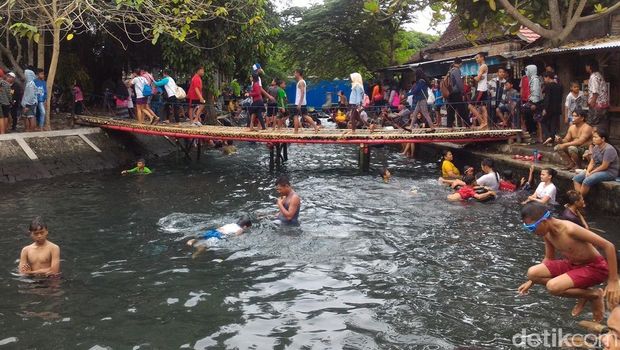 Warga padusan di Umbul Sungsang, Boyolali.