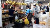 Mirip di Indonesia ya? Pengunjung juga bisa belanja buah segar di pasar yang sudah ada sejak tahun 1964 ini. Foto: dok. detikFood