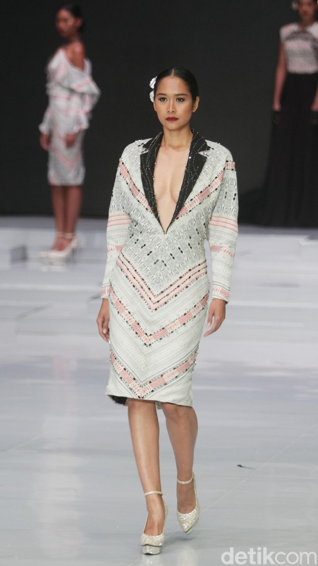 Fashion show koleksi terbaru Ivan Gunawan yang bertajuk Great Toba di Indonesia Fashion Week 2018, Jakarta Convention Center, Jakarta, Rabu [28/3/2018]. Foto: Mohammad Abduh/Wolipop