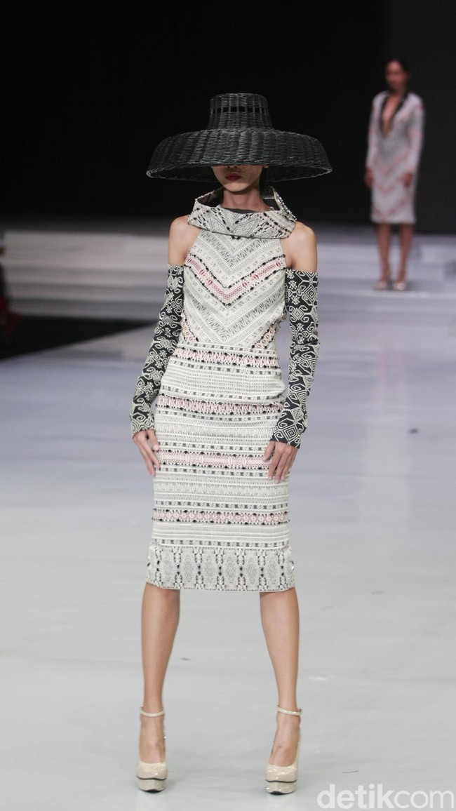 Fashion show koleksi terbaru Ivan Gunawan yang bertajuk Great Toba di Indonesia Fashion Week 2018, Jakarta Convention Center, Jakarta, Rabu [28/3/2018]. Foto: Mohammad Abduh/Wolipop
