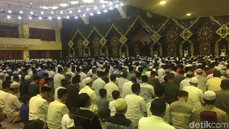 Tarawih Awal Ramadan, Warga Penuhi Masjid At-Tin TMII Tarawih Awal Ramadan, Warga Penuhi Masjid At-Tin TMII