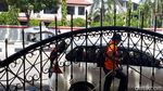 Foto: Mobil Terduga Teroris Penyerang Polda Riau Diperiksa