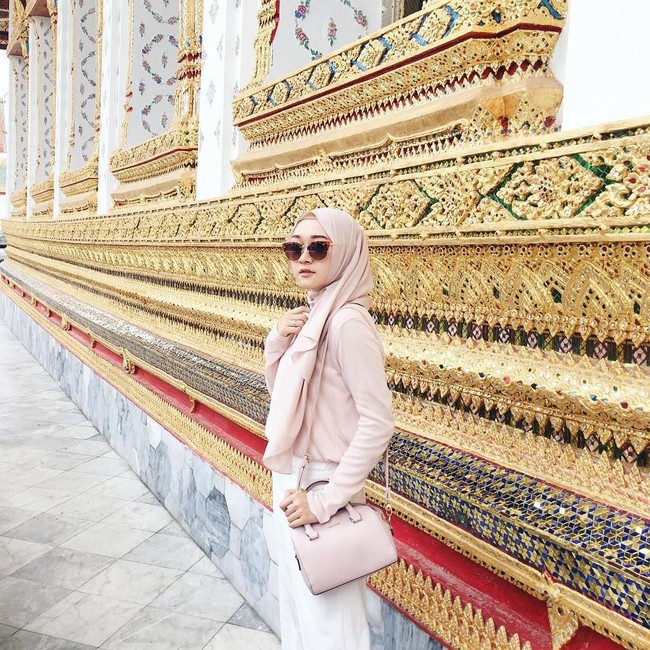 Melalui Instagram-nya, Ellen menunjukkan gaya hijabnya yang makin stylish. Meski menjadi dosen yang biasanya tampil formal, Ellen kerap memadupadankan busana kasual yang tak kalah stylish dari mahasiswinya. Foto: Instagram/ellennitaa