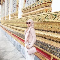Melalui Instagram-nya, Ellen menunjukkan gaya hijabnya yang makin stylish. Meski menjadi dosen yang biasanya tampil formal, Ellen kerap memadupadankan busana kasual yang tak kalah stylish dari mahasiswinya. Foto: Instagram/ellennitaa