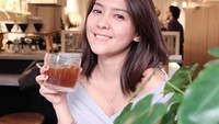 Sedang di kafe kopi, kira-kira Lala Karmela sedang menikmati apa ya? Lala menikmati secangkir minuman dingin. Foto: Instagram @lalakarmela
