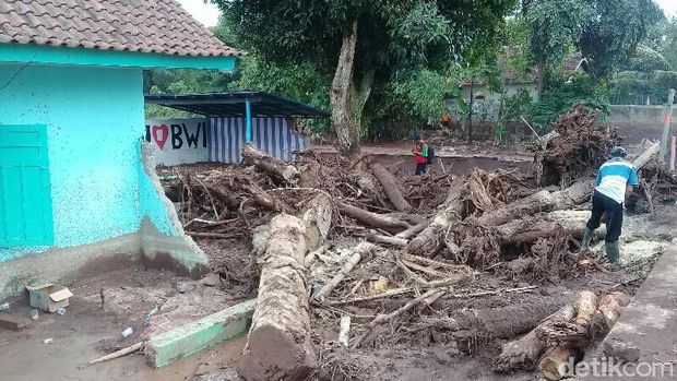 Banjir di Banyuwangi karena gorong-gorong tersumbat/