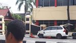 Foto: Mobil Terduga Teroris Penyerang Polda Riau Diperiksa
