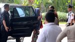 Istri Bupati Bengkulu Selatan, Heni Dirwan Tiba di Gedung KPK