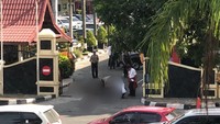 Ada 2 orang polisi yang terluka karena serangan ini.