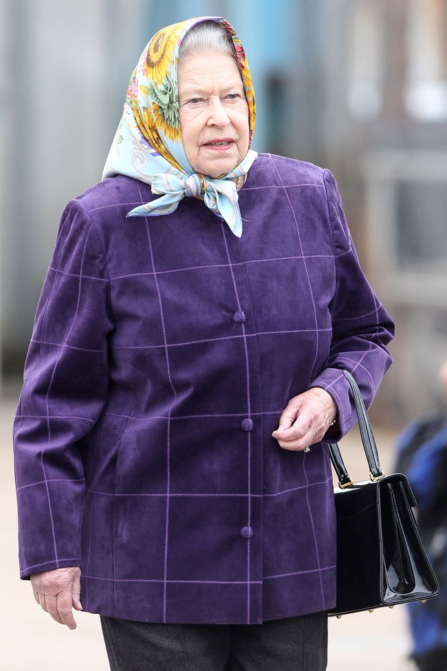 Orang nomor satu di Inggris, Ratu Elizabeth pernah beberapa kali tampil mengenakan scarf motif dan selendang di kepalanya. Penampilannya ini membuatnya sedikit berbeda. Foto: Getty Images