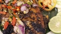 Gurame bakar dengan sambal kecombrang terlihat sedap. Cukup nikmati dengan nasi putih hangat saja bisa jadi sajian makan siang enak dan lengkap. Foto: Instagram @lestari1989