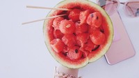 Semangkanya segar banget nih. Bola-bola semangka yang dimasukkan dalam mangkuk kulit semangka. Yummy! Foto: Instagram