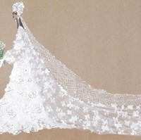 Gaun dramatis Meghan Markle di bayangan Rebecca Moses. Hadir dengan headpiece mencuri atensi dan veil panjang menyapu lantai. Foto: Dok. WWD