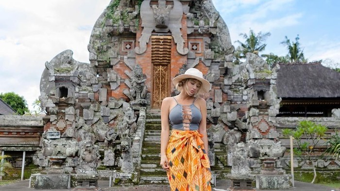 Foto liburan Sara Underwood di Bali Lagi
