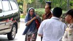 Istri Bupati Bengkulu Selatan, Heni Dirwan Tiba di Gedung KPK