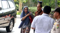 Dari OTT tersebut turut terjaring istri dari Dirwan Mahmud, Heni Dirwan, wiraswasta JU, dan WA dengan barang bukti uang sekitar Rp 100 juta.