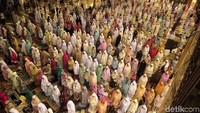 Umat muslim menunaikan salat tarawih.