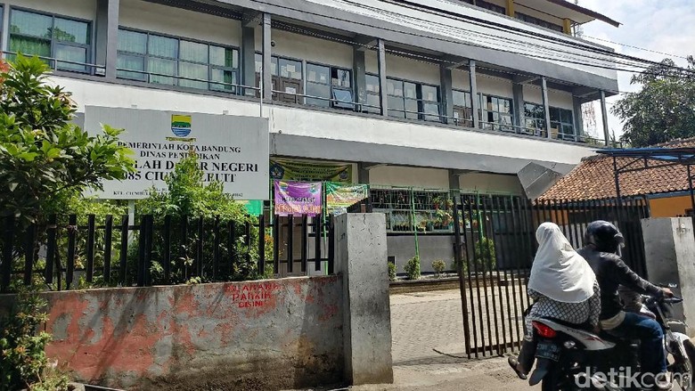 Heboh SD Ciumbuleuit Bandung Tutup Foto Jokowi-JK, Ini Faktanya Heboh SD Ciumbuleuit Bandung Tutup Foto Jokowi-JK, Ini Faktanya