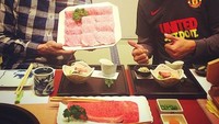 Nggak cuma sushi, Sunny juga menikmati hidangan negeri Sakura lainnya. Nampak platter daging di tangannya terlihat juicy dengan sebaran lemak merata. Foto: Instagram sunny_suwanmethanont