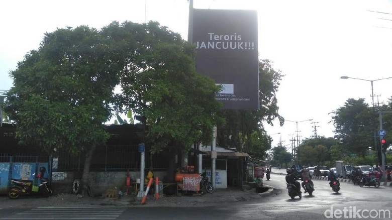 Teroris Jancuuk! Kecaman Aksi Teror Bom Bermunculan di Surabaya Teroris Jancuuk! Kecaman Aksi Teror Bom Bermunculan di Surabaya