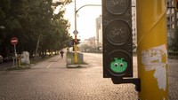 Alien kecil sedang bersembunyi di lampu lalu lintas. dok. eyebombing