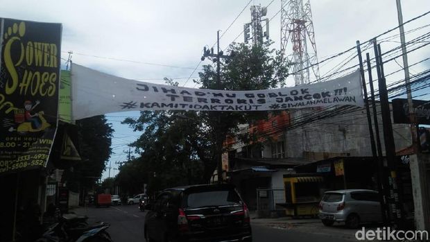 Baliho Kecaman terhadap Aksi Teror Bom Bermunculan di Surabaya