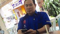 Wah, putra Presiden RI ke-2 ini makan di warung pinggir jalan. Ada segelas es teh manis di hadapannya. Kelihatannya ia sedang menunggu makanan yang dipesan datang. Foto: Instagram hutomomp_9