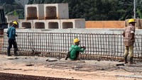 Aktivitas proyek pembangunan Jalan tol Depok-Antasari (Desari) seksi I di kawasan Cilandak, Jakarta, Rabu (16/5/2018).