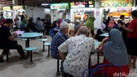 Puas berbelanja, naiklah ke lantai 2 yang berisi deretan penjaja makanan halal dan enak. Area food court ini kerap ramai pembeli di jam makan siang. Foto: dok. detikFood