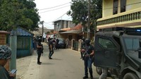 Ada 2 orang terduga teroris yang ditangkap Densus 88. Selain itu, aparat juga mengamankan seorang perempuan yang menjadi saksi. Foto: dok. Istimewa