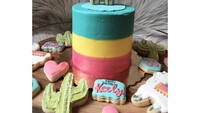 Kue yang ini memang tak berbentuk llama. Permukaan kue dilapisi cream warna pink, kuning dan biru namun bagian atasnya diberi topping cookies bentuk llama yang unik. Simpel tapi tetap menggemaskan. Foto: Instagram