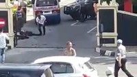 Anggota polisi terluka akibat serangan ini. Pelaku ditembak.