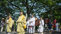 Secara historis, Aoi Matsuri pertama kali diselenggarakan pada masa pemerintahan Kaisar Kinmei (539-571) sebagai bentuk terimakasih warga Kyoto kepada Dewa Kamo karena sudah menghentikan bencana dahsyat dan wabah penyakit yang menyebar di masyarakat. Carl Court/Getty Images.