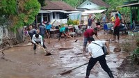 Warga bergotong royong membersihkan lumpur usai banjir bandang menerjang/Foto: Ardian Fanani