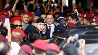 Anwar tampak rapi mengenakan setelah jas hitam lengkap dengan dasi. REUTERS/Lai Seng Sin.