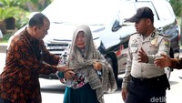 Tak lama, seorang perempuan berkerudung krem juga tiba di KPK.