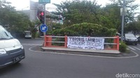 Salah satu tujuan pemasangan baliho dan spanduk untuk memerangi teroris/Foto: Deni Prasetyo Utomo