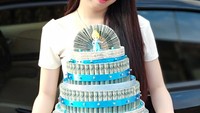 Selain kue sungguhan, ada yang membuat kue uang berupa susunan lintingan uang menyerupai cake. @slvtore.id menjualnya untuk kado, hadiah, kejutan atau bahkan mas kawin. Foto: Istimewa