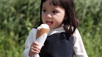Bagi dong es krimnya. Jalan-jalan ke Amsterdam, Gempi terlihat sedang menyantap es krim vanilla di siang hari yang cerah. Foto: Instagram @gadiiing