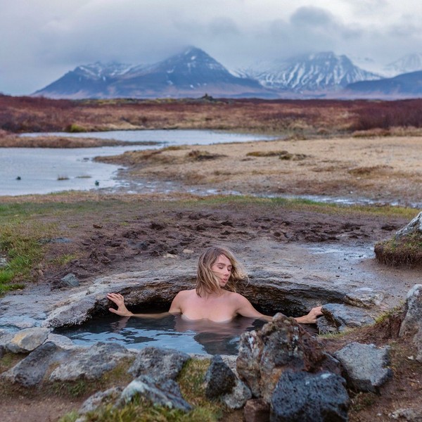 Islandia memang punya banyak sumber mata air panas alami. Itu tak disia-siakan oleh Sara yang asyik berendam di sana. (Instagram/Sara Underwood) Islandia memang punya banyak sumber mata air panas alami. Itu tak disia-siakan oleh Sara yang asyik berendam di sana. (Instagram/Sara Underwood)