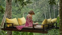 Sara menikmati waktu santainya saat menginap di Kamandalu, sebuah resort mewah di Ubud. (Instagram/Sara Underwood)