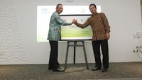 Direktur Utama Askrindo Syariah, Soegiharto bersama CEO & Co-Founder IGoUmroh Mukti Ali berbincang seusai menandatangani perjanjian kerjasama Penjaminan Umroh di Gedung Muamalat Tower, Jakarta, Senin (14/05/2018).